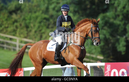 Zara Phillips prépare Secret Legacy avant d'entrer dans l'arène de saut de spectacle dans la section intermédiaire pendant le Festival of British Eventing à Gatcombe Park, Stroud. Banque D'Images