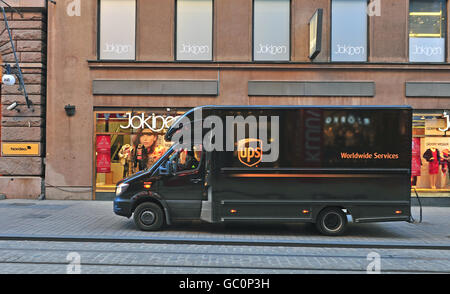 Genève - 29 DÉCEMBRE : UPS van dans la rue d'Helsinki le 29 décembre 2015. UPS est une société internationale fournissant des Banque D'Images