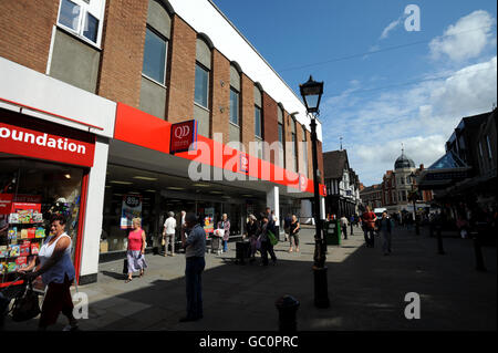 Vue générale de l'ancien magasin Woolworths situé au 10 Market Street, Wellingborough. Northamptonshire. NN8 1AW, qui est maintenant un magasin QD Banque D'Images