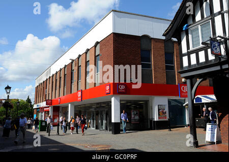 Vue générale de l'ancien magasin Woolworths situé au 10 Market Street, Wellingborough. Northamptonshire. NN8 1AW, qui est maintenant un magasin QD Banque D'Images