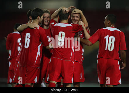 Wales Andy King (2e à droite) de Wales U21 célèbre le 4e but avec ses coéquipiers lors du match de qualification des moins de 21 ans de l'UEFA au champ de courses de Wrexham. Banque D'Images