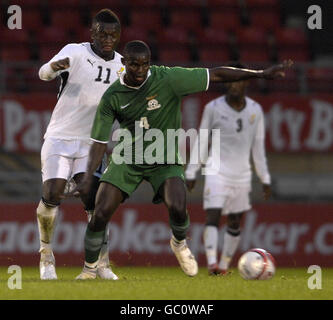 Ghana Sulli Muntari (à gauche) et Zambie Jonas Sakuwaha se battent pour le ballon lors du match international amical à la Brisbane Road, Londres. Banque D'Images