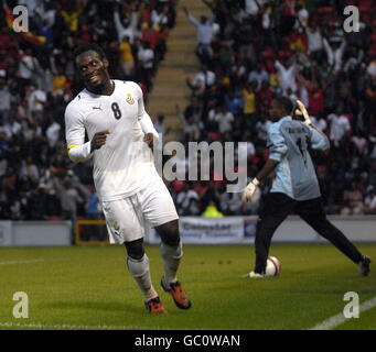 Michael Essien du Ghana célèbre après avoir obtenu son score lors du match international amical à Brisbane Road, Londres. Banque D'Images