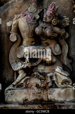 Shiva endommagé parvathy dieux hindous sculpture en pierre Banque D'Images