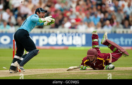 Cricket - Twenty20 Cup - Northamptonshire v Sussex - Edgbaston.Niall O'Brien, du Northamptonshire, est chatouré par Andy Hodd, le gardien du Sussex, lors du match de la coupe Twenty20 à Edgbaston, Birmingham. Banque D'Images