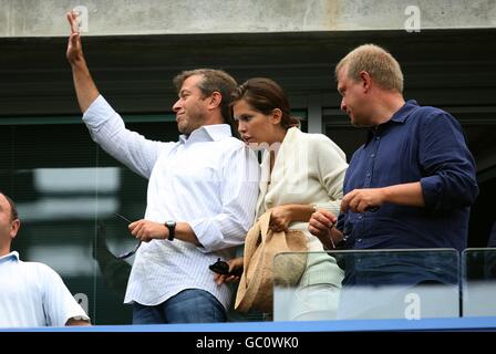 Soccer - Barclays Premier League - Chelsea / Hull City - Stamford Bridge.Le propriétaire de Chelsea Roman Abramovich (à gauche) avec la partenaire Daria Zhukova, dans les stands avant le coup d'envoi. Banque D'Images