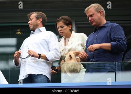 Le propriétaire de Chelsea Roman Abramovich (à gauche) avec la partenaire Daria Zhukova (au centre), dans les stands avant le coup d'envoi. Banque D'Images