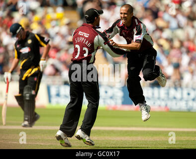 Alfonso Thomas de Somerset avec Arul Suppiah après avoir bouloché Joe Denly de Kent pendant le match de la coupe Twenty20 à Edgbaston, Birmingham. Banque D'Images