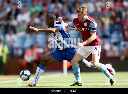 Maynor Figueroa de Wigan Athletic (à gauche) et James Milner de Aston Villa (à droite) lutte pour le ballon Banque D'Images