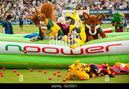 La course annuelle de mascotte pendant le match de la coupe Twenty20 à Edgbaston, Birmingham. Banque D'Images