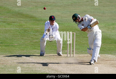 Le Brett Lee d'Australie en action, assisté par le gardien de cricket Lions d'Angleterre Stephen Davies lors du match du Tour au stade du St Lawrence, à Canterbury. Banque D'Images