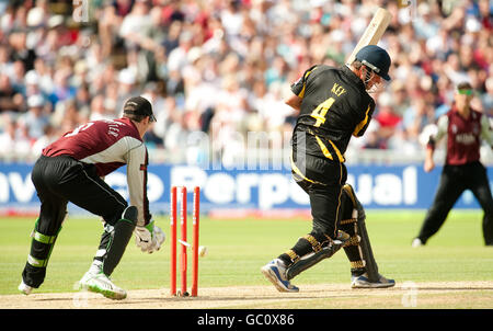 Cricket - coupe Twenty20 - Kent / Somerset - Edgbaston.Somerset Peter Trego coupe Rob Key de Kent pendant le match de la coupe Twenty20 à Edgbaston, Birmingham. Banque D'Images