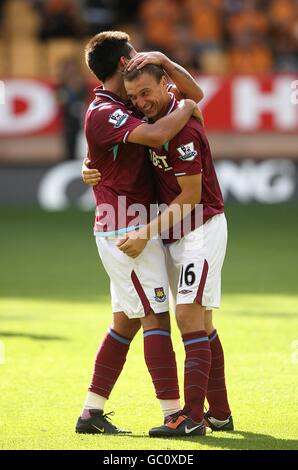 Football - Barclays Premier League - Wolverhampton Wanderers / West Ham United - Molineux.Mark Noble (à droite) et Luis Jimenez (à gauche) de West Ham United célèbrent la victoire après le coup de sifflet final Banque D'Images