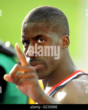 Les Dwain Chambers de Grande-Bretagne se sont empais de la foule après avoir remporté sa deuxième course de 100m au cours des Championnats du monde de l'IAAF à l'Olympiastadion, à Berlin. Banque D'Images