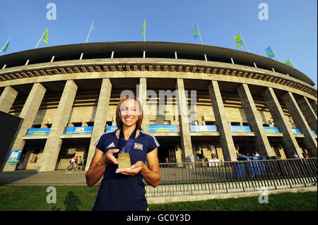 Jessica Ennis, en Grande-Bretagne, pose avec sa médaille d'or à l'extérieur du stade pour avoir remporté l'Heptathlon féminin lors des championnats du monde de l'IAAF à l'Olympiastadion, à Berlin. Banque D'Images