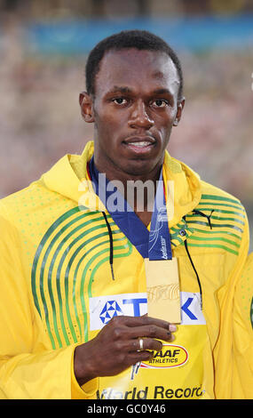 La Jamaïque Usain Bolt avec la Médaille d'or qu'il a remporté lors de la finale de 100m lors des Championnats du monde de l'IAAF à l'Olympiastadion, Berlin. Banque D'Images