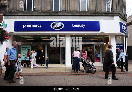 Vue générale de l'ancien magasin Woolworths, aujourd'hui occupé par Boots the Chemist à Harrogate, dans le North Yorkshire. Banque D'Images