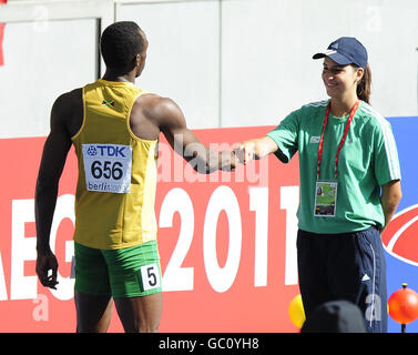 La Jamaïque Usain Bolt le nouveau champion du monde de 100m accueille son aide aux blocs comme il commence sa tentative de devenir le champion de 200m pendant les Championnats du monde de l'IAAF à l'Olympiastadion, Berlin. Banque D'Images