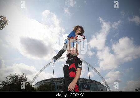 Les membres de la troupe de danse britannique Got Talent, Diversity, avec des membres de l'équipe de rugby de Saracens pour annoncer le match des Saracens à Wembley The Big Day Out contre Northampton Saints, qui a lieu le samedi 12 septembre. Banque D'Images
