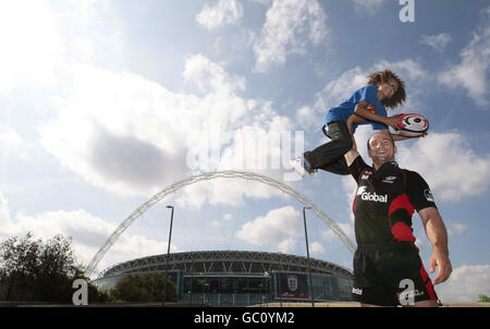 Les membres de la troupe de danse britannique Got Talent, Diversity, avec des membres de l'équipe de rugby de Saracens pour annoncer le match des Saracens à Wembley The Big Day Out contre Northampton Saints, qui a lieu le samedi 12 septembre. Banque D'Images