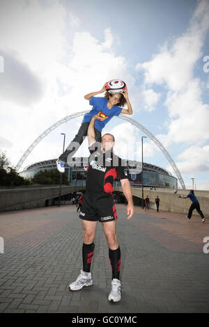 Les membres de la troupe de danse britannique Got Talent, Diversity, avec des membres de l'équipe de rugby de Saracens pour annoncer le match des Saracens à Wembley The Big Day Out contre Northampton Saints, qui a lieu le samedi 12 septembre. Banque D'Images