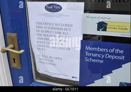 Un panneau dans une fenêtre de magasin informant que le bureau, sur Wootton Bassett High Street, sera fermé par respect pour tous les militaires qui ont perdu la vie dans l'appel de service lors du rapatriement de trois soldats britanniques tués en Afghanistan. Banque D'Images