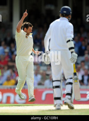 Cricket - les cendres 2009 - npower Cinquième Test - Angleterre / Australie - deuxième jour - The Brit Oval.Ben Hilfenhaus, en Australie, célèbre le cricket de James Anderson, en Angleterre, lors du cinquième match du npower Test à l'Oval, Londres. Banque D'Images