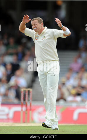 Peter Siddle d'Australie réagit après que Mitchell Johnson ait fait tomber Stuart Broad d'Angleterre lors du cinquième match du npower Test à l'Oval, Londres. Banque D'Images