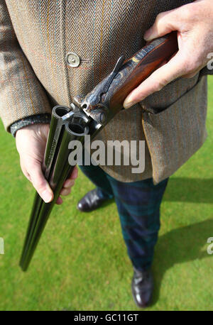 Canon Engraver Malcolm Appleby est titulaire d'un canon 'Crocodile' inhabituel de 12 trous de David McKay Brown. Malcolm a gravé l'arme à feu pour ressembler à un crocodile et il devrait être vendu entre 25,000-35000 à une vente aux enchères de fusils de sport Fine, Modern et Vintage à l'hôtel Gleneagles le lundi 24 août. Banque D'Images