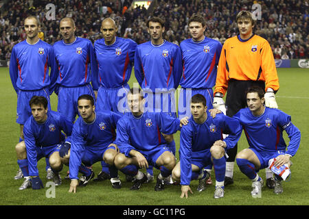 Football - coupe UEFA - deuxième tour - deuxième étape - Liverpool / Steau Bucarest. Groupe d'équipe Steau Bucarest Banque D'Images