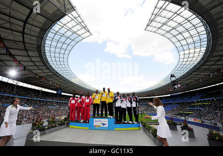 Usain Bolt se tient au milieu tandis que l'équipe de relais jamaïcaine collectionne leurs médailles d'or du relais masculin 4x100 dans lequel la Grande-Bretagne (à droite) a remporté la médaille de bronze lors des Championnats du monde de l'IAAF à l'Olympiastadion, à Berlin. Banque D'Images