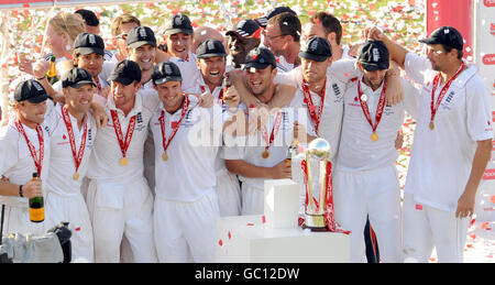 L'Angleterre fête après avoir gagné les cendres lors du cinquième match du npower Test à l'Oval, Londres. Banque D'Images