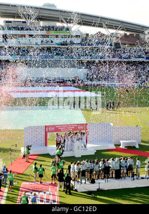 L'Angleterre célèbre la victoire des cendres lors du cinquième match du npower Test à l'Oval, Londres. Banque D'Images