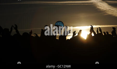 La foule regardant Elbow jouer sur la scène V au V Festival, à Hylands Park, Chelmsford, Essex. Banque D'Images