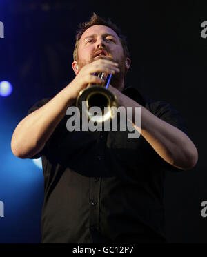 V Festival 2009 - Chelmsford.Guy Garvey de Elbow se présentant sur la scène V au V Festival, à Hylands Park, Chelmsford, Essex. Banque D'Images