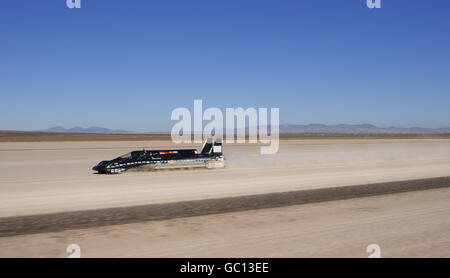 Don Wales, le deuxième pilote de la voiture à vapeur britannique, traverse Rogers Dry Lake sur la base aérienne Edwards, dans le désert de Mojave, en Californie, aux États-Unis, pour battre leur propre record de vitesse terrestre pour une voiture à vapeur. Banque D'Images