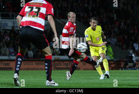 David Bentley de Tottenham Hotspur marque le 4e but de ses équipes lors du deuxième tour de la coupe de Carling au Keepmoat Stadium, Doncaster. Banque D'Images