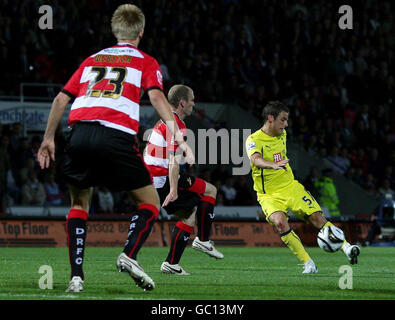 David Bentley de Tottenham Hotspur marque le 4e but de ses équipes lors du deuxième tour de la coupe de Carling au Keepmoat Stadium, Doncaster. Banque D'Images