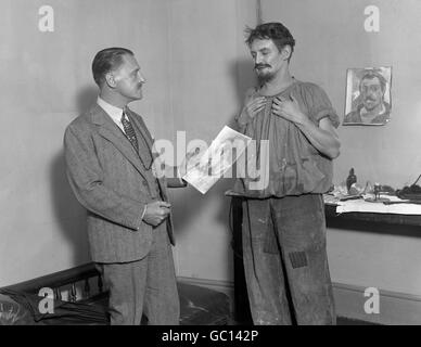 Auteur Somerset Maugham, à gauche, comparant le maquillage de l'acteur Henry Ainley avec un imprimé Gaugin. « The Moon and Sixpence » doit être produit au New Theatre de Londres, avec Henry Ainley dans le rôle principal. Le roman de Somerset Maugam a pour son héros un peintre qui n'est pas différent de Gaugin. Banque D'Images