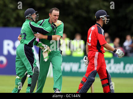 Trent Johnston (au centre), en Irlande, célèbre avec Gary Wilson après avoir piégé Jonathan Trott LBW en Angleterre pendant la journée internationale au civil Service Cricket Club, à Belfast. Banque D'Images