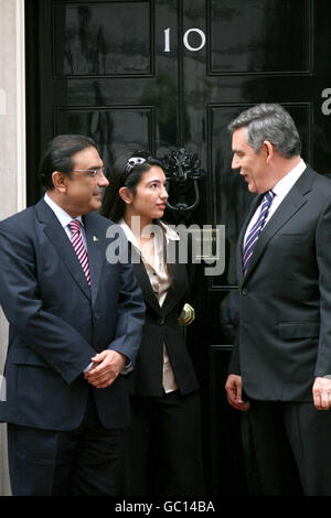 Le Premier ministre Gordon Brown se met en contact avec le président pakistanais Asif Ali Zardari tandis que sa fille Asif Bhutto Zardari regarde, au 10 Downing Street, Londres. Banque D'Images