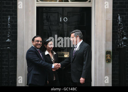 Le Premier ministre Gordon Brown se met en contact avec le président pakistanais Asif Ali Zardari tandis que sa fille Asif Bhutto Zardari regarde, au 10 Downing Street, Londres. Banque D'Images