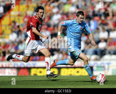 Cole Skuse de Bristol City en action avec Adam Johnson de Middlesbrough lors du match de championnat Coca-Cola à Ashton Gate, Bristol. Banque D'Images