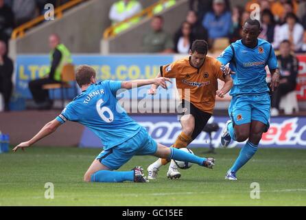 Football - Barclays Premier League - Wolverhampton Wanderers / Hull City - Molineux Stadium.Matthew Jarvis (au centre) de Wolverhampton Wanderers combat Kamil Zayatte (à droite) de Hull City et Michael Turner (à gauche) pour le ballon. Banque D'Images