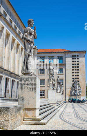 Démosthène statue devant Facultade de Letras de l'Université de Coimbra, Portugal. Banque D'Images