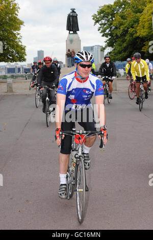 Les coureurs qui prennent part à la course de la Royal British Legion à Paris pédalez au départ de Greenwich Park, Londres. Banque D'Images