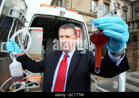 John Whiting, directeur adjoint de l'enquête criminelle de HMRC avec carburant falsifié à Belfast. Un test de rupture au sol pour détecter le carburant falsifié a été mis au point par les agents des douanes des deux côtés de la frontière irlandaise. Banque D'Images