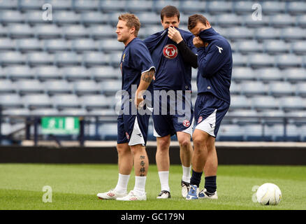 Football - coupe du monde de la Fifa 2010 - cycle de qualification - Groupe neuf - Ecosse / pays-Bas - session d'entraînement en Ecosse - Hampden Park.Kris Commons en Écosse (à gauche) Gary Caldwell et Gavin Rae (à droite) pendant la session d'entraînement à Hampden Park, Glasgow. Banque D'Images