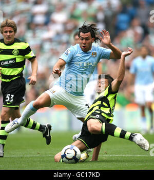 Carlos Tevez de Manchester City et Massimo Donati du Celtic en action pendant la pré saison amicale au stade de la ville de Manchester, Manchester. Banque D'Images