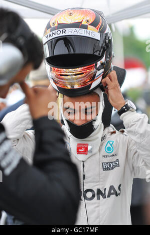 Pascal Wehrlein au Goodwood Festival of Speed 2016 se préparer à conduire une voiture de course de Formule 1 Mercedes Banque D'Images